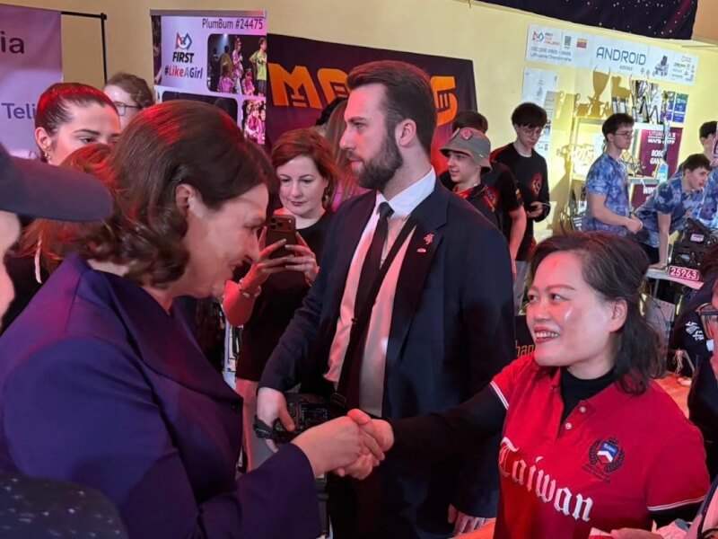 比賽當天，立陶宛總統夫人迪亞娜（前左）親臨現場為選手打氣，駐立陶宛代表王雪虹（前右）向迪亞娜介紹台灣團隊。（駐立陶宛台灣代表處提供）中央社記者游堯茹維爾紐斯傳真　115年3月10日