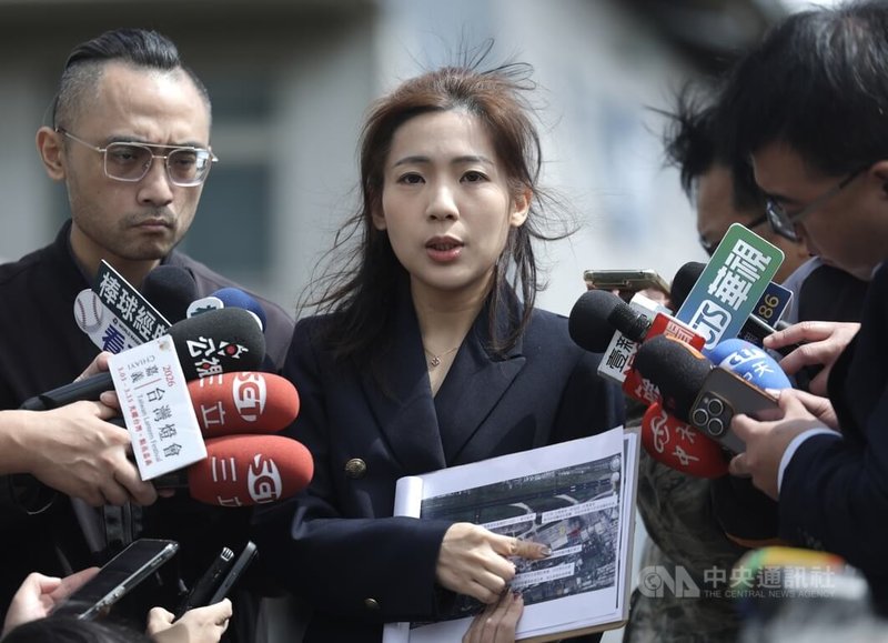 行政院長卓榮泰7日赴日觀看WBC台捷大戰，引發藍白質疑。立法院外交及國防委員會12日前往松指部考察，國民黨立委徐巧芯（中）會後受訪表示，軍方證實曾召開機密專案會議協調停機坪與空間商借，因此她質疑實質為公務性質，非純私人行程。中央社記者裴禛攝 115年3月12日