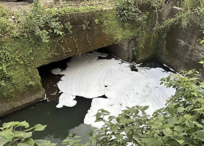 基隆市源遠路102巷大排及碇內大排抽水站12日再現大量泡沫，經查發現是乾雄公司點交消防車，在填充消防泡沫原液時，桶裝消防原液破損洩漏，又以水柱清洗導致流入排水系統，環保局將依法開罰。（基隆市政府提供）中央社記者王朝鈺傳真 115年3月12日