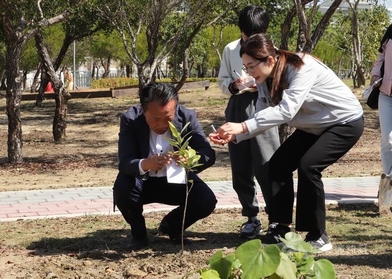 交通部觀光署雲嘉南濱海國家風景區管理處12日在嘉義布袋高跟鞋教堂園區舉辦植樹節活動，嘉義縣長翁章梁（左）參與植樹並掛上祈福卡。中央社記者蔡智明攝　115年3月12日