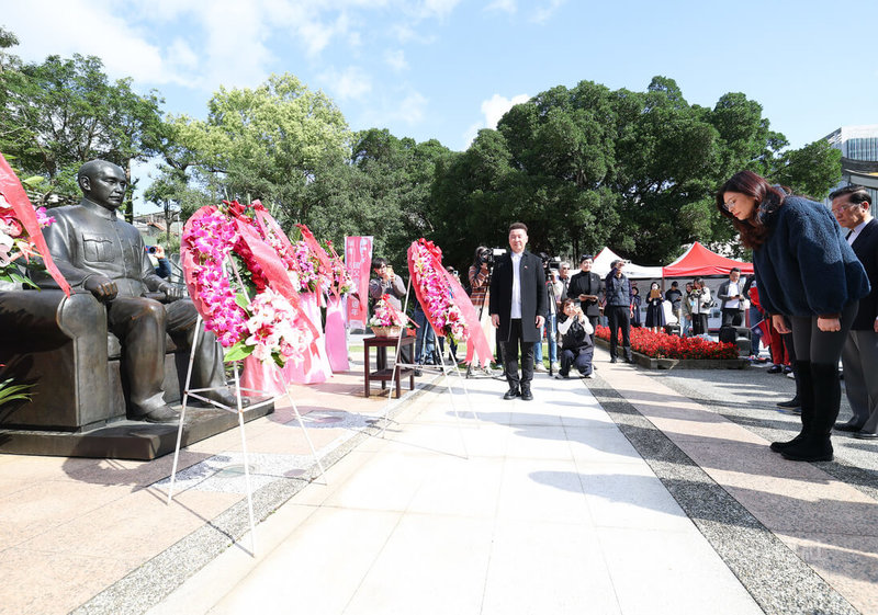 適逢國民黨總理孫中山逝世101週年紀念日，國民黨主席鄭麗文（前右）12日前往國父紀念館中山文化園區中山碑林，向孫中山銅像鞠躬致敬。中央社記者謝佳璋攝  115年3月12日