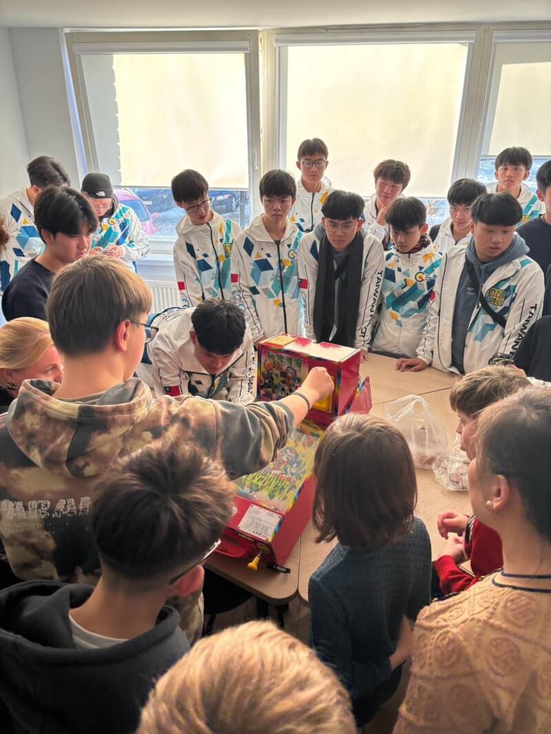 在駐立陶宛台灣代表處安排下，台灣機器人團隊學生在賽前訪問立陶宛兒童照護機構，與當地學童交流。圖為台灣團隊帶來傳統彈珠台，讓當地小朋友體驗。（駐立陶宛台灣代表處提供）中央社記者游堯茹維爾紐斯傳真　115年3月10日
