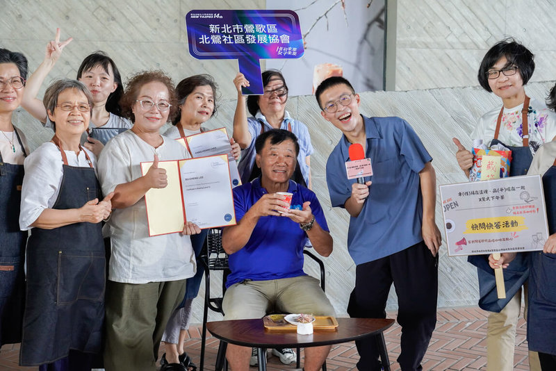 鶯歌區公所民政災防課長楊祚榮（右2）12日獲新北市政府表揚績優社政人員，他與協會等基層打成一片，輔導鶯歌在地社區發展協會參與各項評鑑與競賽，屢創佳績。（新北市府社會局提供）中央社記者黃旭昇新北市傳真　115年3月12日