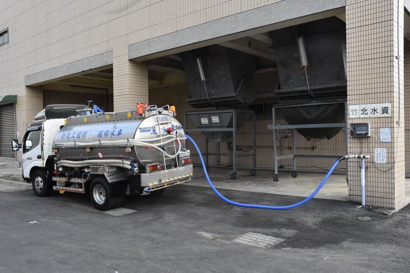 新竹縣政府12日表示，因應水情燈號綠燈轉黃燈，縣府及所屬機關將停供轄內噴水池、澆灌及外牆、水溝沖洗等非必要用水。（新竹縣政府提供）中央社記者郭宣彣傳真　115年3月12日