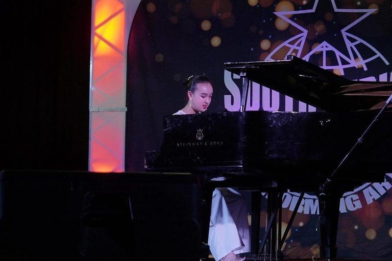 南非表演藝術錦標賽為南非全國性表演藝術競賽，並選拔代表隊參加世界表演藝術錦標賽。蔡穎兒表演自彈自唱，展現聲樂與舞台表演實力。（蔡穎兒父親蔡澤秀提供）中央社記者李依璇傳真　115年3月12日