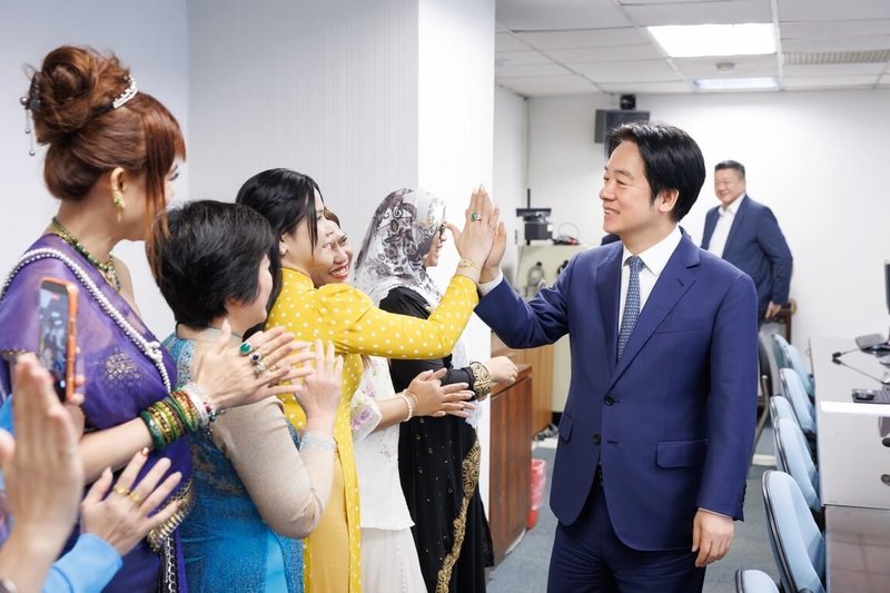 民進黨中央黨部新住民事務部11日舉行「第3屆新住民事務諮詢委員會授證典禮」，兼任黨主席的總統賴清德（右）親自出席並頒發聘書，他強調「民進黨一路走來始終張開雙臂，擁抱多元。」（民進黨提供）中央社記者葉素萍傳真 115年3月12日