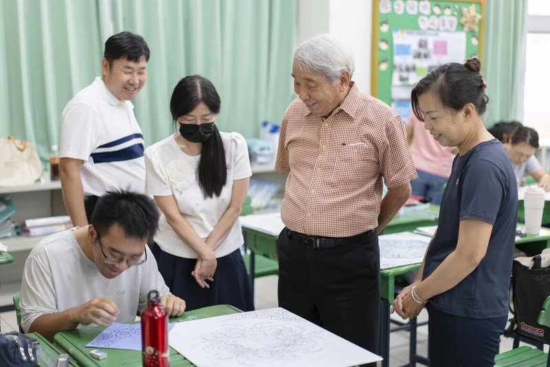 高雄市傳統工藝「傳統彩繪」保存者馮進興於7日辭世，享壽83歲。文化部將頒發旌揚狀予以表彰。圖為馮進興（右2）生前開班傳授傳統彩繪課程。（林奕安攝，高雄市立歷史博物館提供）中央社記者邱祖胤傳真 115年3月12日