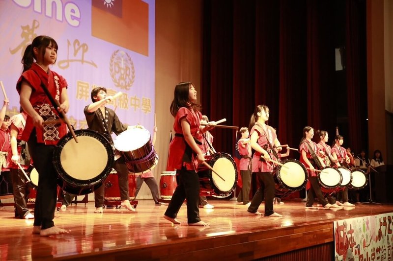 日本岡山學藝館高等學校師生12日到訪屏東屏榮高中，帶來氣勢十足的和太鼓表演，展現日本傳統藝術魅力。（屏榮高中提供）中央社記者李卉婷傳真　115年3月12日