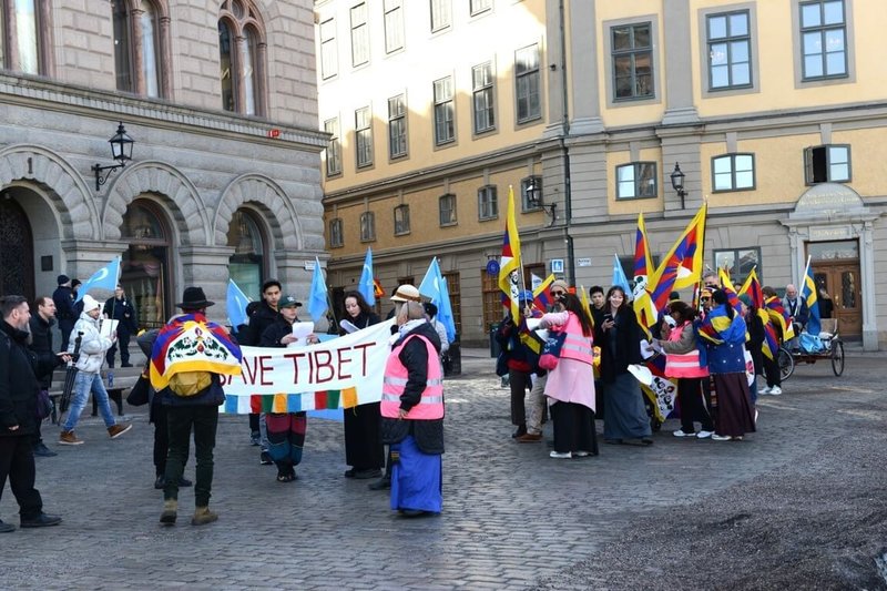 瑞典圖伯特（西藏）團體V-TAG在斯德哥爾摩舉辦抗暴日67週年紀念遊行，呼應達賴喇嘛（Dalai Lama）提出的「慈悲年」，以慈悲心與團結力量對抗壓迫。（V-TAG提供）中央社記者辜泳秝傳真　115年3月12日