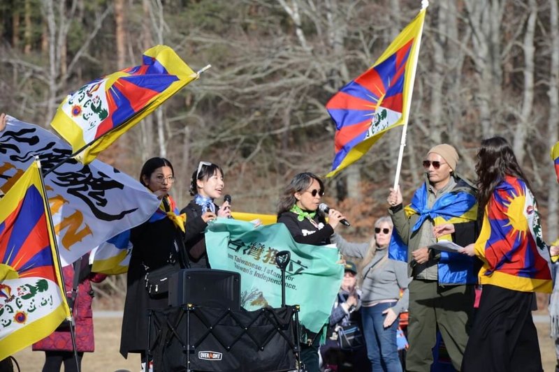 瑞典台灣協會受邀參與瑞典西藏抗暴日遊行，聲援圖伯特（西藏）自由，並在演說中提醒瑞典社會面對中國應更有危機意識。（V-TAG提供）中央社記者辜泳秝傳真　115年3月12日