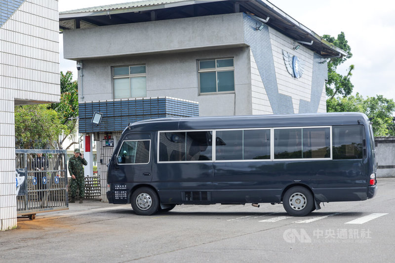 立法院外交及國防委員會12日前往松指部進行考察，上午立委搭乘小型巴士進入營區。中央社記者裴禛攝 115年3月12日