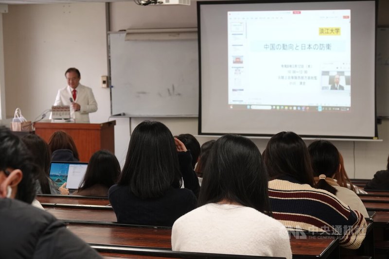 淡江大學日本政經研究碩士班教授蔡錫勲（前方立者）12日邀請日本陸上自衛隊退役將領小川清史以「中國動向與日本防衛」為題，透過視訊方式對淡大學生演講。中央社記者吳書緯攝 115年3月12日