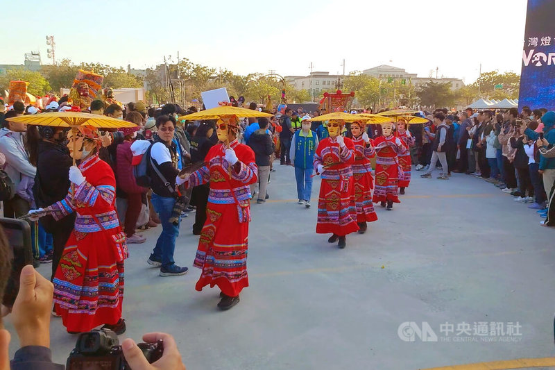 2026台灣燈會在嘉義，縣府12日下午舉辦「陪媽祖一起賞燈」活動，12婆姐（圖）等陣頭都出動，成了另類燈區風景，引來民眾圍觀。中央社記者蔡智明攝　115年3月12日