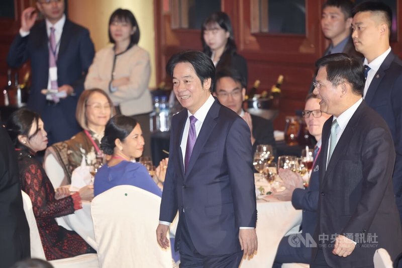 總統賴清德（前中）12日晚間應邀出席在台北圓山大飯店舉行的「115年外交部春宴」，入場時受到與會者歡迎。前右為外交部長林佳龍。中央社記者王飛華攝　115年3月12日