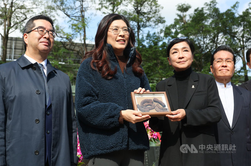 國民黨主席鄭麗文（左2）12日到國父紀念館參加「總理逝世101週年獻花致敬紀念活動」，國父孫中山的曾姪孫女孫雅麗（右2）也到場，並贈送鄭麗文由孫中山故居所帶來的酸子樹乾豆莢。中央社記者謝佳璋攝  115年3月12日