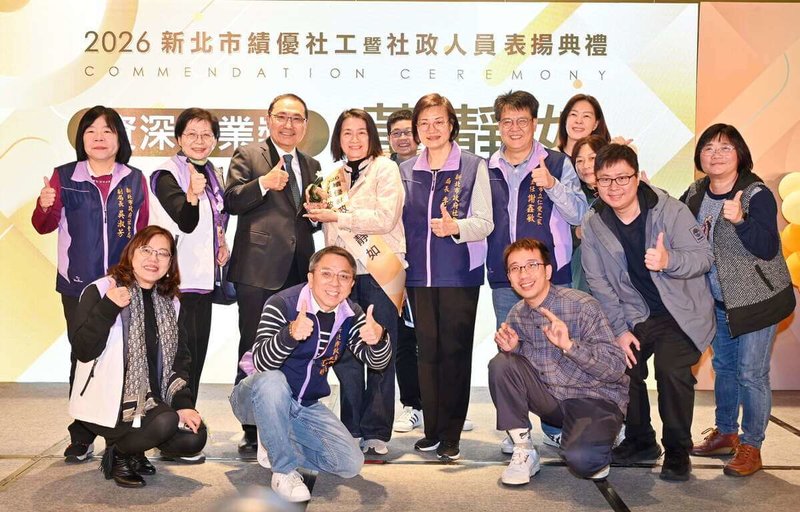 新北市政府社會局12日表揚169名績優社工暨社政人員，向長期投入社會福利工作、在第一線服務市民、陪伴弱勢家庭的社福人員致敬，市長侯友宜（後左3）也與獲獎團隊合影。（新北市府新聞局提供）中央社記者黃旭昇新北市傳真　115年3月12日