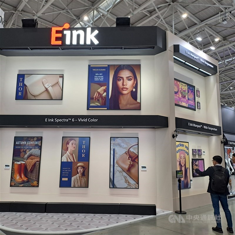 電子紙大廠元太科技今天公布2025年歸屬於母公司業主淨利105.15億元，首度突破百億大關，年增18.57%，每股盈餘9.14元。圖為元太參與Touch Taiwan智慧顯示展。（中央社檔案照片）