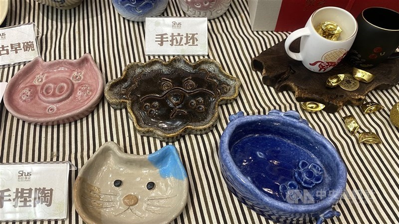 「新北Chill好玩 春聚馬上出發」春季系列活動記者會12日上午在新北市政府舉行，現場攤位展示鶯歌陶瓷老街的許新旺陶瓷紀念博物館手作體驗成品。 中央社記者黃旭昇攝　115年3月12日