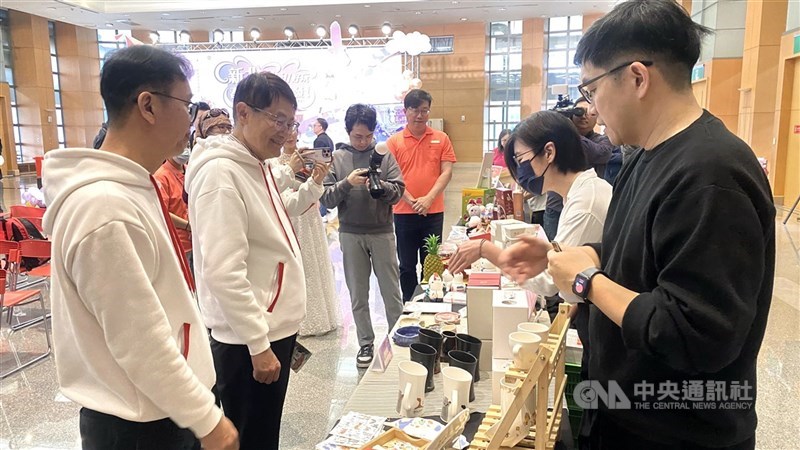 新北市觀旅局12日舉行「新北Chill好玩 春聚馬上出發」春季系列活動記者會，新北市產業觀光促進發展協會理事長許世鋼（前右）向副市長陳純敬（前左2）介紹鶯歌老街的陶瓷產品與手作活動。 中央社記者黃旭昇新北市攝　115年3月12日