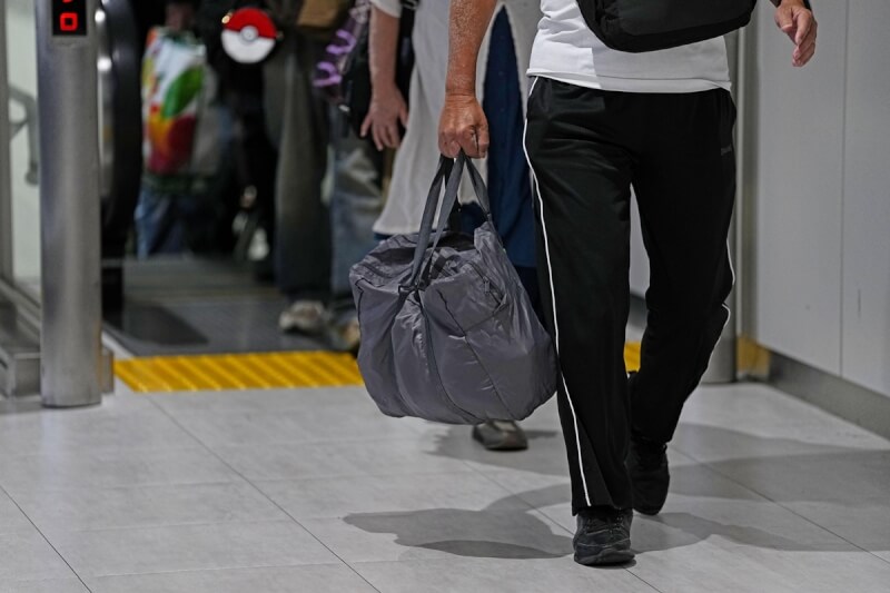 中東情勢惡化，民眾乘坐日本政府包機10日抵達東京成田機場。（共同社）