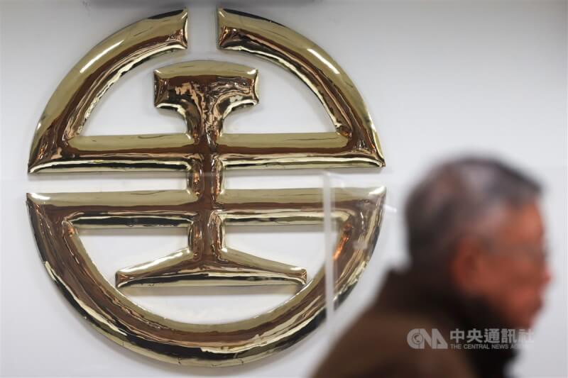 近日網路有名為「樂齡指南」的帳號上傳多支造假AI影片，宣稱年長者在台灣高鐵及台鐵有多項福利，高鐵與台鐵先後澄清影片內容全是造假。圖為台鐵標誌。（中央社檔案照片）