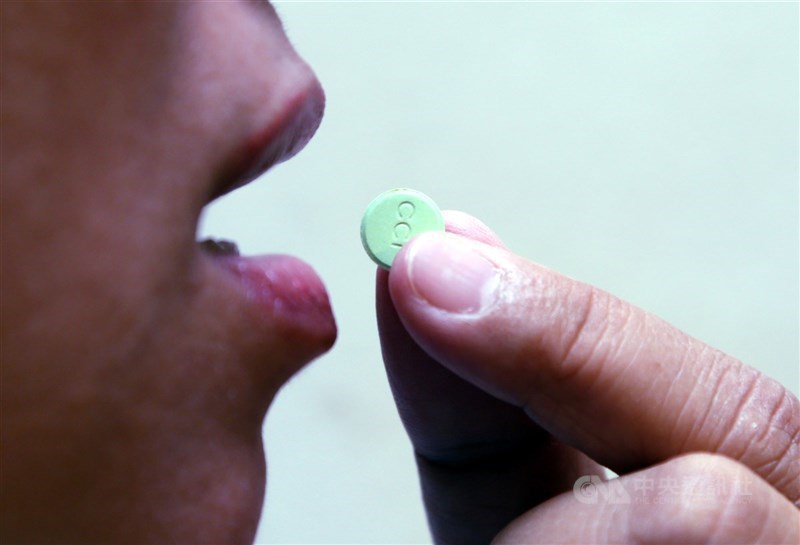 圖為民眾吃藥示意圖。 （中央社檔案照片）