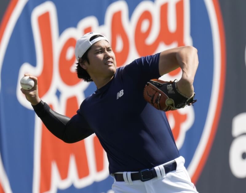 WBC經典賽日本隊晉級8強複賽，球星大谷翔平11日在美國邁阿密練習傳接球。（共同社）