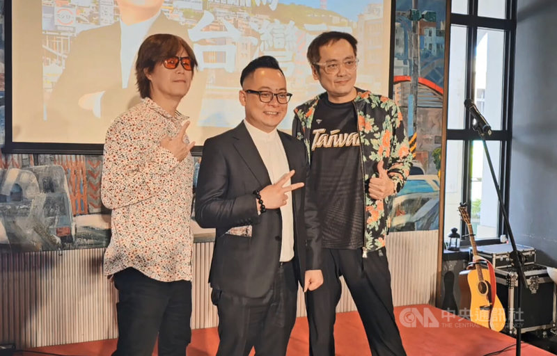 民進黨基隆市長提名人童子瑋（中）12日公布競選主題曲「只為台灣頭」，找來董事長樂團主唱吳永吉（左）、吉他手杜文祥（右）作詞與編曲。中央社記者王朝鈺攝　115年3月12日