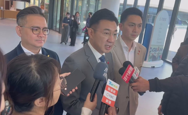 國民黨台中市長初選民調將於月底辦理，台中前縣市長等人12日力挺立法院副院長江啟臣參選。江啟臣（右2）受訪時表示，他們是在地方、政治上的前輩，也幾乎是他的貴人，真的非常感謝他們。（江啟臣辦公室提供）中央社記者蘇木春傳真　115年3月12日