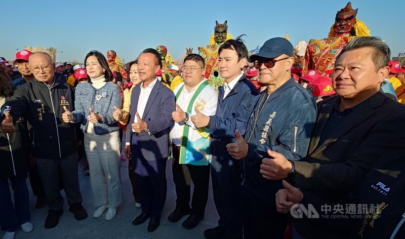 2026台灣燈會已近尾聲，縣府12日下午舉辦「陪媽祖一起賞燈」活動，觀光署長陳玉秀（前左2）、議長張明達（右2）、民進黨立委陳冠廷（右3）、蔡易餘（右4）、縣長翁章梁（右5）都到場。中央社記者蔡智明攝　115年3月12日