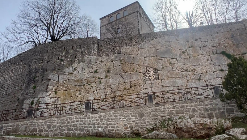 義大利中部古城阿拉特里擁有歐洲保存最良好的巨石衛城建築，如何將巨石無縫堆砌為城牆，其工法迄今仍吸引許多考古與建築學家研究。中央社記者黃雅詩阿拉特里攝 115年3月12日