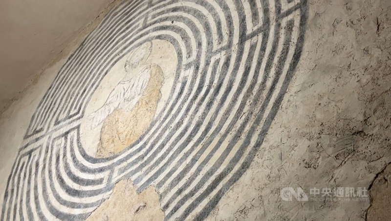 阿拉特里最受矚目的古藝術品，是一幅將基督畫在迷宮中心的中世紀濕壁畫，主題十分特殊。中央社記者黃雅詩阿拉特里攝 115年3月12日