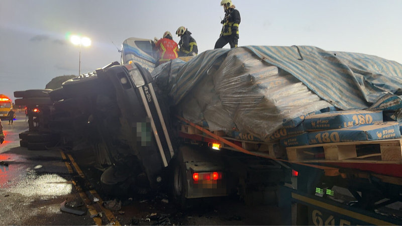 新北市瑞芳區台2線83.1公里處，12日凌晨4時許發生3輛曳引車相撞事故，造成1人不治、2人受傷送醫，現場車流回堵，上午9時許雙向管制間歇放行。（讀者提供）中央社記者王朝鈺傳真　115年3月12日
