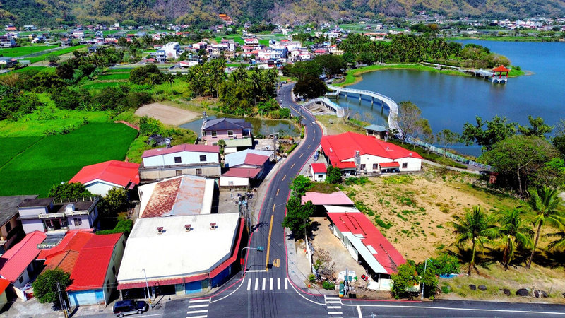 高雄美濃湖周邊道路長年使用已有不平、龜裂等老化情形；市府進行道路改善工程，近期已完工。（高雄市工務局提供）中央社記者蔡孟妤傳真 115年3月12日