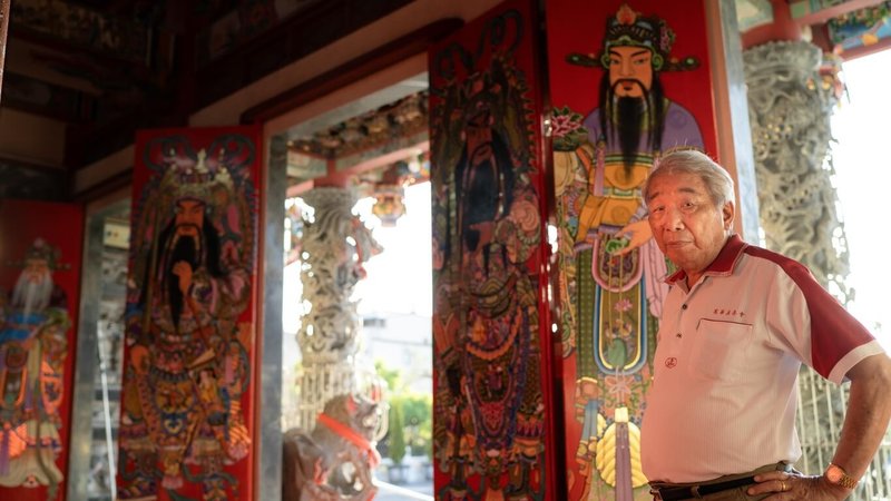 高雄市傳統彩繪無形文化資產保存者馮進興（圖）7日辭世，享壽83歲。馮進興投身廟宇彩繪逾一甲子，圖為馮進興於2025年在嘉義縣鹿草碧潭龍湖宮，與最後一組作品留下合影。（高雄市立歷史博物館提供）中央社記者林巧璉傳真　115年3月12日