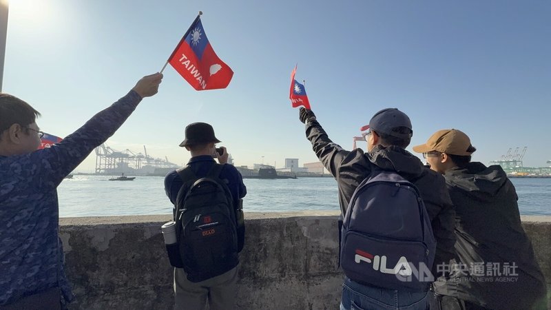 潛艦國造原型艦海鯤艦12日進行第6次潛航測試，軍事迷揮舞手中印有TAIWAN的自製國旗為海鯤艦加油。中央社記者林巧璉攝　115年3月12日