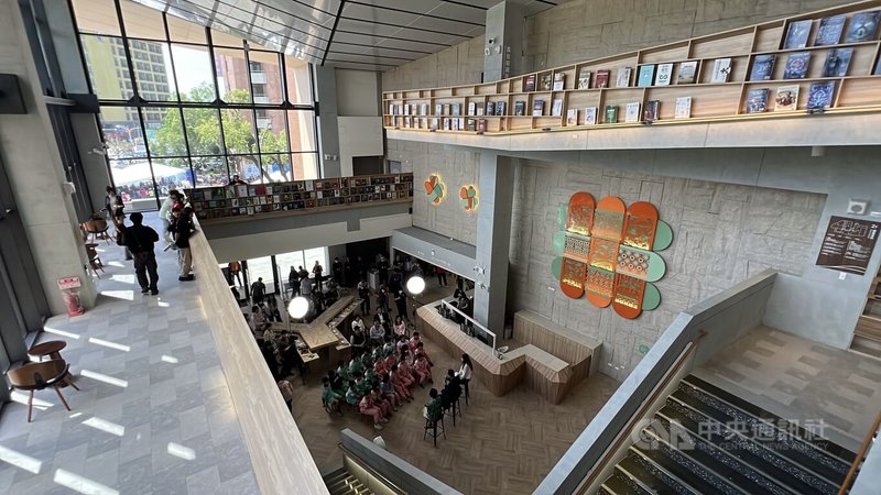 台東市新地標台東縣立圖書館12日試營運，不只是知識寶庫，更是台東人重要藝文休憩空間，成為台東新打卡景點。中央社記者盧太城台東攝　115年3月12日