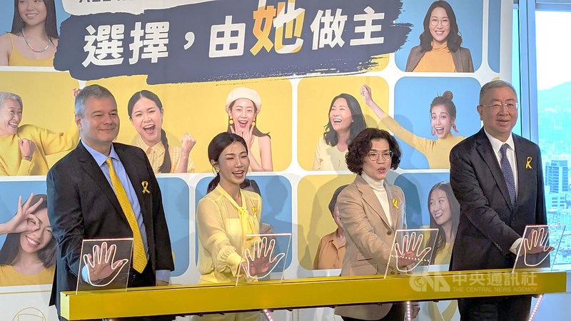 不少女性經痛會想吞止痛藥解決，或忍一忍就算了。台灣子宮內膜異位症學會理事長黃泓淵（右1）12日出席衛教記者會提醒子宮內膜異位症風險，網紅江老師（左2）則以病友家屬身分分享經驗。中央社記者曾以寧攝　115年3月12日