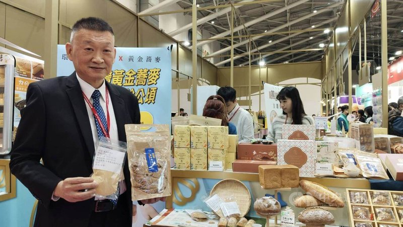 2026台北烘焙暨設備展12日起在南港展覽館盛大開幕，參展的台灣黃金蕎麥公司總經理林家寶（圖）12日指出，公司以「養生無負擔的飲食哲學」為概念，開發以蕎麥為主角的烘焙、餐飲、甜點等美食，邀請民眾體驗品嚐。中央社記者汪淑芬攝　115年3月12日