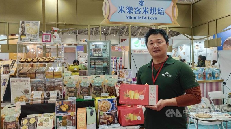 2026台北烘焙暨設備展12日在南港展覽館正式開幕，來自宜蘭的「米樂客」用宜蘭生產的米結合在地三星蔥和鴨賞製作鹹蛋糕、蛋捲等，盼將特色米點心推廣出去。中央社記者汪淑芬攝　115年3月12日