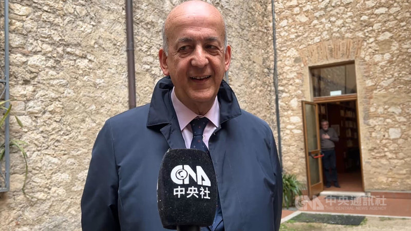 阿拉特里市長強佛洛卡接受中央社訪問介紹當地參訪亮點。他提到該城每年夏季都會舉辦國際民俗藝術慶典，過去也曾有台灣團體參加。中央社記者黃雅詩阿拉特里攝 115年3月12日