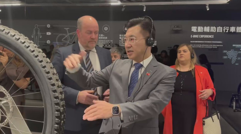 立法院副院長江啟臣（中）12日接待西班牙國會議員訪問團，除參訪自行車文化探索館，還到訪台中國家歌劇院等。江啟臣表示，盼讓外賓看到台北以外的台灣，進行不同文化交流。（江啟臣辦公室提供）中央社記者蘇木春傳真　115年3月12日