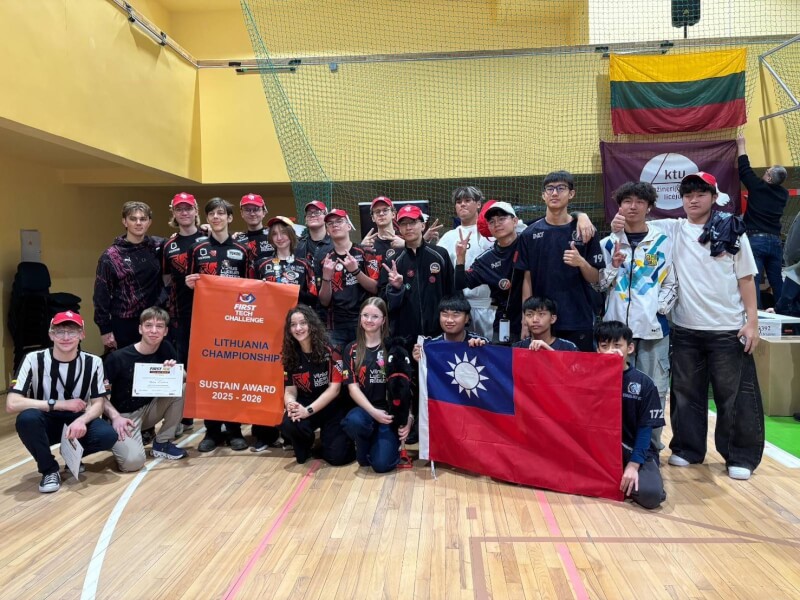 台灣機器人團隊的學生帶著中華民國國旗出賽，與其中一支立陶宛團隊合影。（駐立陶宛台灣代表處提供）中央社記者游堯茹維爾紐斯傳真　115年3月10日