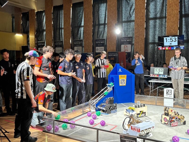 於立陶宛舉行的FIRST科技挑戰賽參賽者須在一定時間內操作機器人，完成指定任務以取得積分得勝。（駐立陶宛台灣代表處提供）中央社記者游堯茹維爾紐斯傳真　115年3月10日