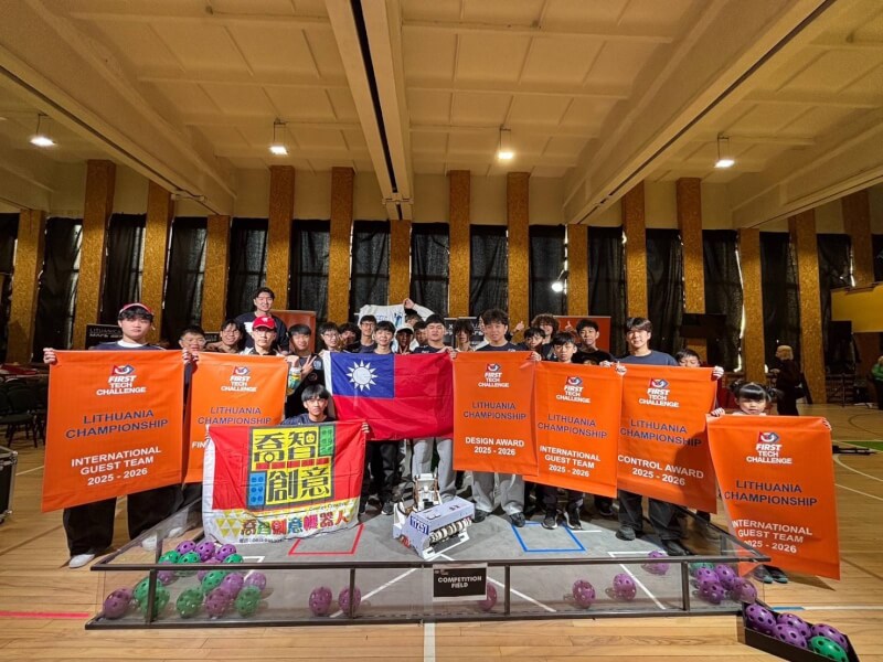 台灣機器人教育聯盟7日至8日帶領由台灣高中生組成的4支機器人隊伍，參加於立陶宛舉行的FIRST科技挑戰賽獲得佳績。（駐立陶宛台灣代表處提供）中央社記者游堯茹維爾紐斯傳真　115年3月10日