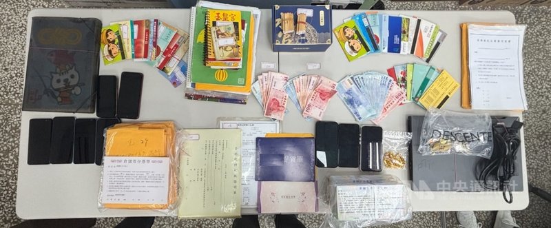 李姓男子組成詐騙集團，鎖定高年齡層被害人透過「買空賣空」手段，詐騙購買未存在的靈骨塔罐，案經刑事局日前循線逮捕李男等12人依詐欺等罪送辦，並查扣買賣契約書、納骨塔數量登記表、教戰手冊等證物。（翻攝照片）中央社記者蘇木春傳真　115年3月12日