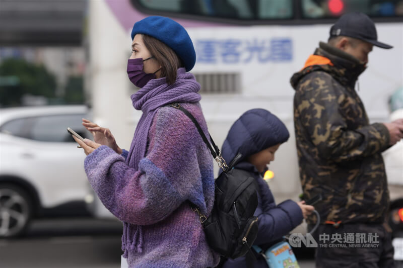 圖為台北市街頭穿著保暖衣物的行人。（中央社檔案照片）