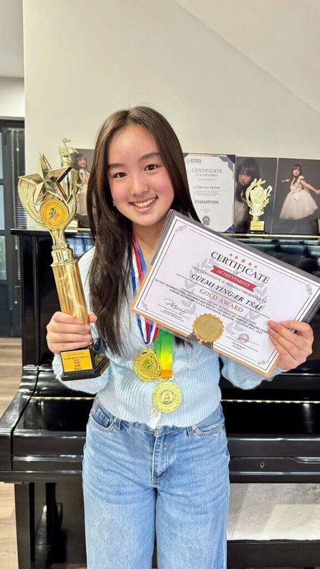 2025年1月，蔡穎兒在香港舉行的世界天賦文化藝術協會聲樂比賽中奪得冠軍。（蔡穎兒父親蔡澤秀提供）中央社記者李依璇傳真　115年3月12日