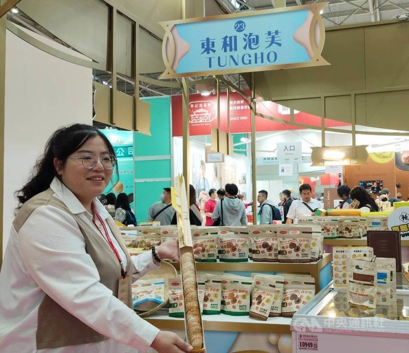 2026台北烘焙暨設備展12日起一連4天在台北南港展覽館舉行，來自雲林的「東和泡芙」現場展出長達60公分的閃電泡芙，好吃又吸睛。中央社記者汪淑芬攝　115年3月12日