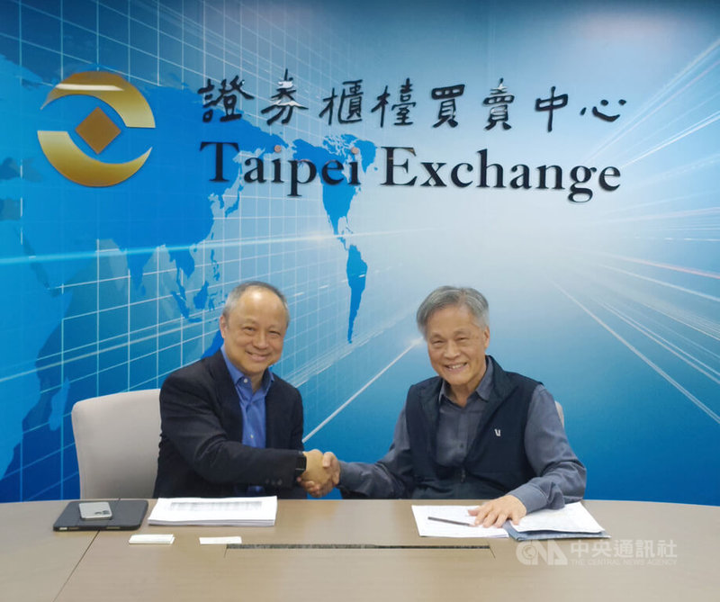 健亞及易威生醫12日宣布，董事會決議通過進行股份轉換，由易威生醫以發行新股取得健亞100%股權，左起為易威董事長林翰飛、健亞董事長陳正。中央社記者何秀玲攝　115年3月12日